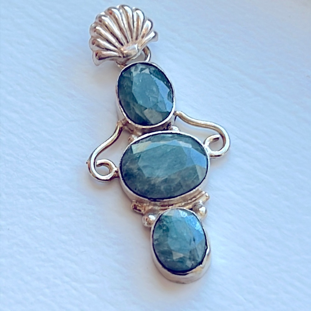 925S. Silver Natural Emerald Stone Pendant